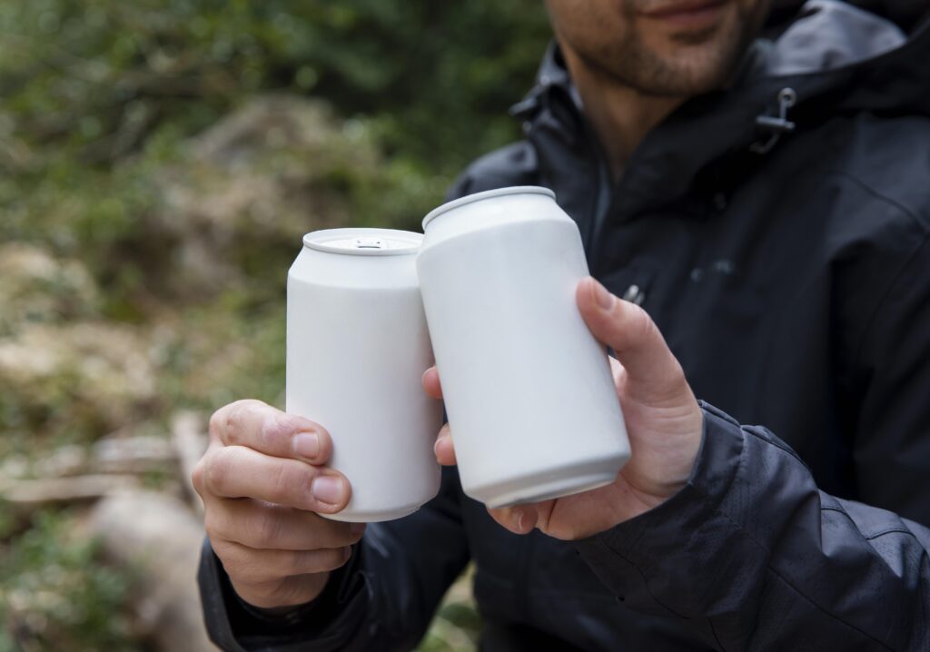 couple-dans-nature-boire-boisson-gros-plan